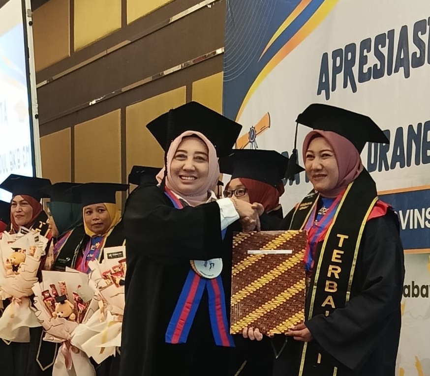 Galuh Dian Santana Wisudawan KERABAT Terbaik 1 Provinsi Jatim
